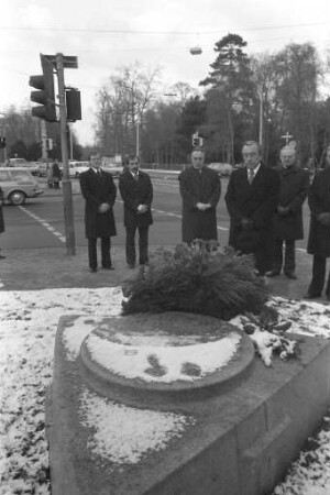 Kranzniederlegung am Mahnmal für die Opfer des RAF-Attentats auf Generalbundesanwalt Siegfried Buback, seinen Kraftfahrer Wolfgang Göbel und Justizhauptwachtmeister Georg Wurster