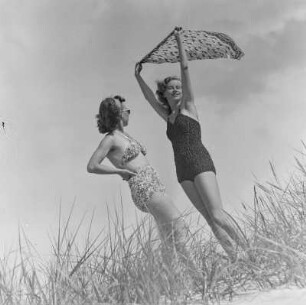 Elisabeth Gremmler (links) und eine Freundin in Badebekleidung am Strand
