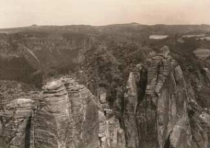 Sächsische Schweiz, Rathener Gebiet. Blick vom Basteifelsen nach Osten über Steinschleuder, Basteibrücke, Wehlgrund, Feldsteine, Gamrig, Polenzwände mit dem Brand (hinten links: Napoleonschanze, hinten rechts: Gickelsberg)