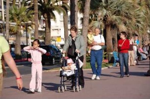 Cannes - Uferstraße Croisette : Auf der Uferstraße Croisette in Cannes, aufgenommen 2006