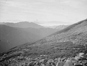 Blick zum Mount Yake (Yake-dake) (2455 m) und Mount Norikura (Norikura-dake) (3025,64 m) : Blick vom Kaga-dake