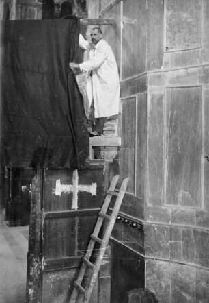 Richard Hamann beim Fotografieren in der Klosterkirche Hosios Lukas