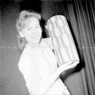 Präsentation einer Vase bei der Ausstellung zum Kunsthandwerk in der DDR