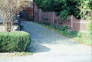 Hofzufahrt; interessant die Zaungestaltung entlang des ansteigenden Weges