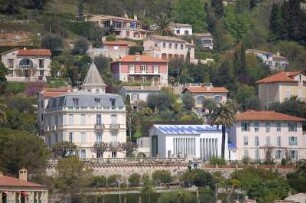 Vence - Villen am Berghang : Blick auf die Chapelle du Rosaire mit dem Kunstwerk von Henri Matisse in der Kleinstadt Vence bei Nizza (Mitte). Aufgenommen im April 2006
