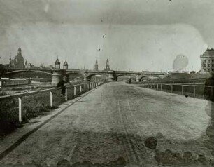 Carolabrücke : Dresden-Neustadt. Königsufer, Blick nach SW gegen die Carolabrücke und Altstadt.