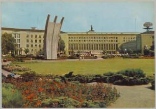 BERLIN Flughafen Tempelhof mit Luftbrückendenkmal