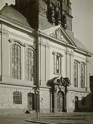 Dreikönigskirche, Dresden : Dresden-Neustadt. Dreikönigskirche (1732/1739; M. D. Pöppelmann, 1854/1857 Umbau und Erweiterung) mit Hauptportal an der Westseite