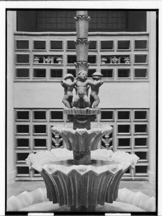 Ziviljustizgebäude (Hamburg-Neustadt): Detail von brunnenartigem Postament mit Säule und Plastik (Wasserträgerin) : SchumacherWV Nr. 261