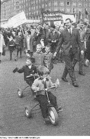 Dresden, 1.Mai (Internationaler Kampf- und Feiertag der Werktätigen), Maidemonstration auf der Ernst-Thälmann-Straße (heute: Wilsdruffer Straße), 1. Mai 1967