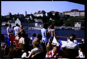 Meersburg: auf dem Schiff, Studenten, Hintergrund Meersburg
