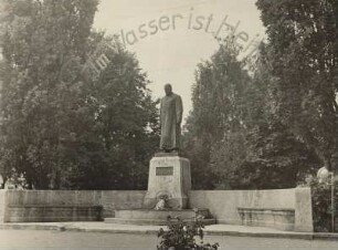 Bad Wörishofen (Allgäu) Ansicht des Denkmals für Pfarrer Kneipp (Gründer des Kurbades) im Kurpark. Der Leitspruch "Im Wasser ist Heil" ist über dem Denkmal angebracht