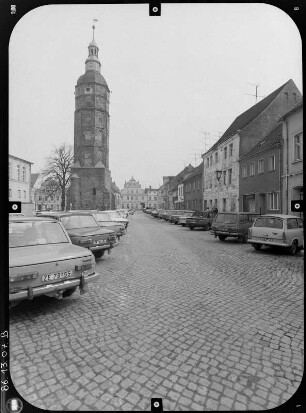 Luckau. Ehem. Georgenkapelle mit Hausmannsturm (Baubeginn wohl 2. V. 13. Jh., Turmbau um 1500). Ansicht über Am Markt von Westen