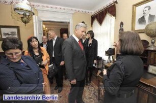 Der Regierende Bürgermeister von Berlin, Klaus Wowereit besucht den Bezirk Marzahn - Hellersdorf