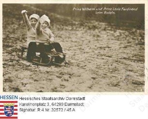 Wilhelm Kronprinz v. Preußen (1906-1940) / Porträt mit Bruder Louis Ferdinand Prinz v. Preußen (1907-1994) / beim Rodeln, zusammen auf Schlitten fahrend, Ganzfiguren