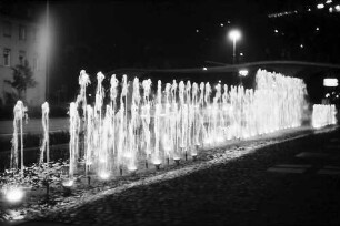 Freiburg: Springbrunnen vor der Kongresshalle, von oben bei Nacht