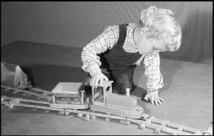 Orschweier: Holzspielzeug Götze, Kind mit Eisenbahn