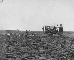 Dampfpflug : Ein Dampfpflug während der Bearbeitung eines Feldes in der argentinischen Pampa