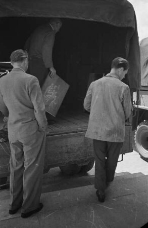 Central Collecting Point Marburg. Mitarbeiter beim Verladen der Kunstwerke aus dem Depot Siegen