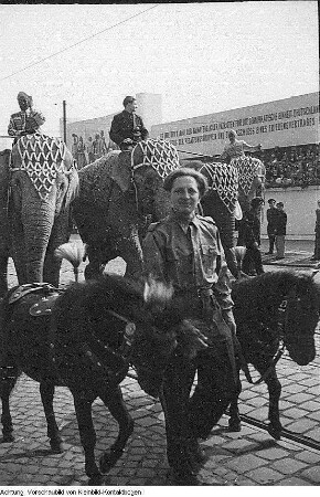 Dresden-Altstadt, Grunaer Straße. Zirkus Busch im Demonstrationszug zum 1. Mai