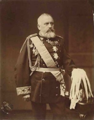 Karl von Knoerzer, Oberst und Regimentskommandeur von 1871-1874, zuletzt Generalleutnant, stehend in Uniform eines Generals der Infanterie, mit Schärpe und Orden, Brustbild in Halbprofil