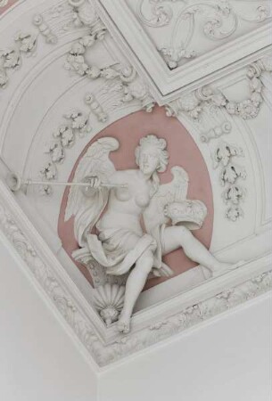 Decke des Großen Treppenhauses — Vier allegorische Eckfiguren — Weibliche Figur mit Flügeln, Posaune und Fürstenkrone