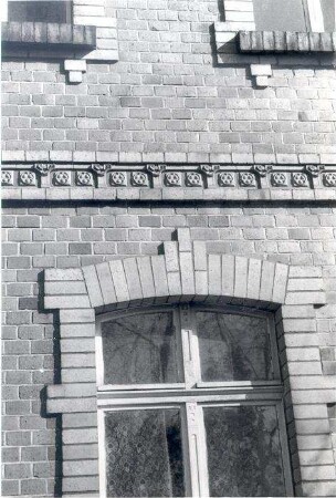 Giebel eines Wohnhauses in Sabrodt : Bauwesen - Exterieur. Ort: Zabrod / Sabrodt. Detail des Ornaments einer Giebelwand