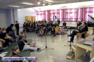 Der Regierende Bürgermeister von Berlin, Klaus Wowereit (am Mikrofon) besucht die Ludwig-Bechstein-Grundschule.