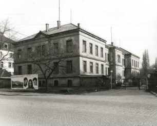 Dresden-Albertstadt, Stauffenbergallee (nordöstlich St.-Pauli-Friedhof). Ehemalige Kaserne der Sowjetarmee. Gebäude südöstlich der S-Kurve und Toranlage ohne Wachgebäude. Straßenansicht