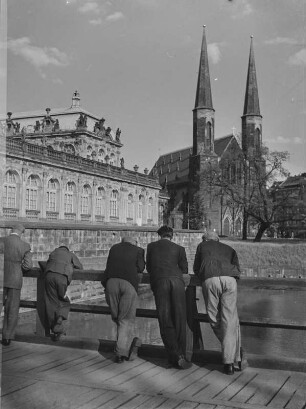 Dresden-Altstadt. Zwinger. Blick zur Sophienkirche von der Brücke am Kronentor