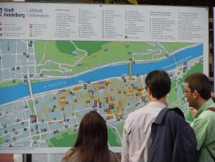 Heidelberg - Stadtplan : Touristen orientieren sich an einem Stadtplan in der Hauptstraße. Aufgenommen am 18. August 2010 in Heidelberg