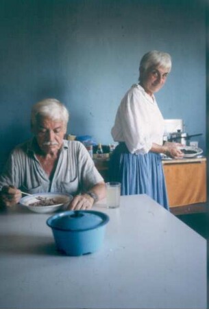 Mobai. Heinrich Bärenfänger und Elisabeth Bärenfänger in der Küche beim Essen bzw. Kochen