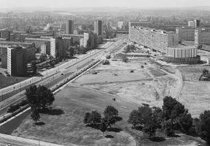 Dresden. Blick vom Rathausturm über die Neubauten an der Leningrader und an der Prager Straße nach Süden