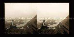 Frau mit Fernglas auf Adlersruh, Glockner, Blick auf Venedigergruppe