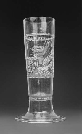 Paßglas mit polnisch-sächsischem Wappen aus Schloß Moritzburg : Paßglas mit bekröntem polnisch-sächsischen Wappen und Kriegsarmaturen aus Schloß Moritzburg. Sachsen, 1701/1725. Glas, farblos, Emailmalerei; Höhe 22,9 cm. Dresden: Kunstgewerbemuseum 39510