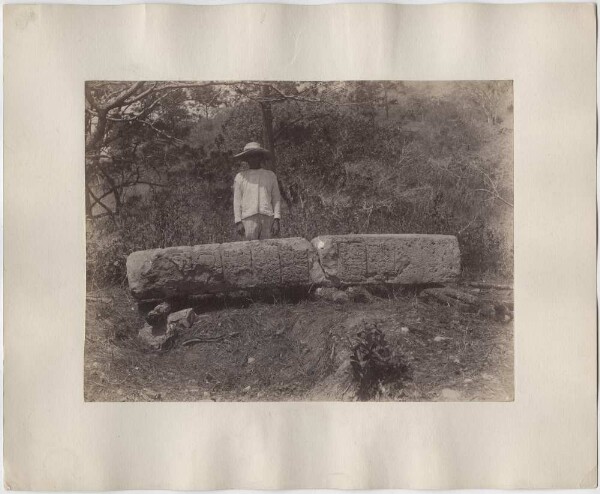 Stele 10, local boy standing behind it. (Western "Piedra Pintada")