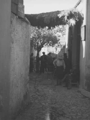 Kafenio (Kaffeehaus) : Männer auf dem Freisitz eines traditionellen griechischen Kaffeehauses.