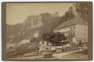 Rathen, Wehlener Weg 1. Gasthof "Erbgericht". Blick vom Elbufer gegen das Basteimassiv