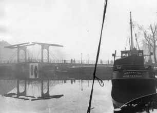 Niederlande. Amsterdam im Herbst. Eine der vielen Zugbrücken am Hafen