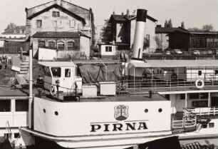 Dresden-Neustadt. Winterhafen der Weißen Flotte Dresden. Blick Blick über das Mittelschiff von Personen-Seitenraddampfer "Pirna" (1898, Werft Blasewitz) auf die Hafenanlagen