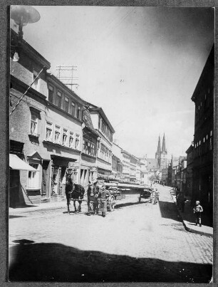 Holztransport durch Saalfeld : Saalfeld. Blick über die Obere Straße zur Johannes-Kirche