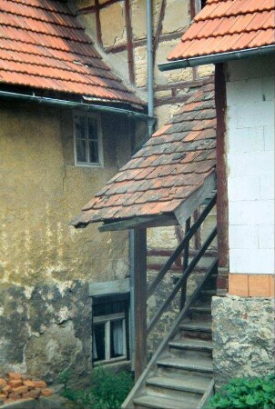 überdachte Außentreppe an einem Haus