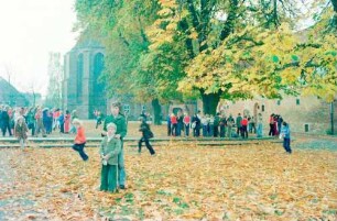 Ebstorf: Schulhof mit Kindern, vor der Klosterkirche