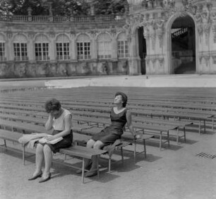 Dresden. Zwinger, Besucherinnen auf Bänken vor dem Wallpavillon