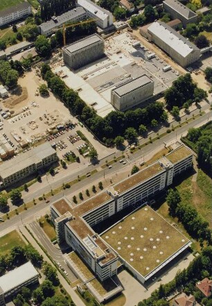 Baustelle Sächsische Landesbibliothek - Staats- und Universitätsbibliothek Dresden, Zentralbibliothek. Im Vordergrund Bürogebäude BZW (Zellescher Weg 17). Luftbild-Schrägaufnahme von Nordost : Dresden-Räcknitz, Zellescher Weg 18. Baustelle Sächsische Landesbibliothek - Staats- und Universitätsbibliothek Dresden, Zentralbibliothek. Im Vordergrund Bürogebäude BZW (Zellescher Weg 17). Luftbild-Schrägaufnahme von Nordost