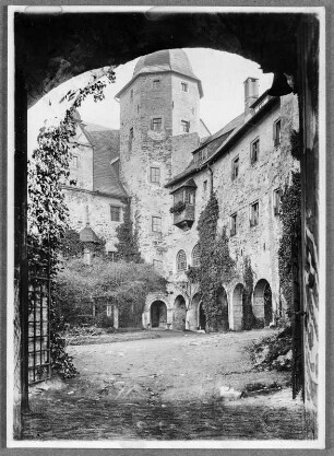 Blick in den zweiten Burghof zu Lauenstein in Oberfranken