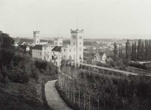 Nordwestliche Ansicht des Schlosses, Aussicht von der Terrasse des Billardsalons.