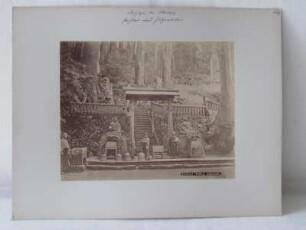 Saijoji; bei Odawara. Priester und Götzenbilder