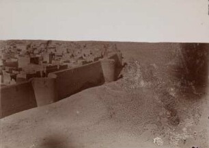 Stadtmauer von Nadschaf : Blick auf die Stadtmauer und Häuser von Nadschaf.