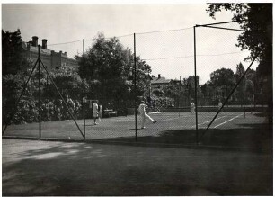 Tennisplatz mit Spielern im Palaisgarten. Detmold. Neustadt. Papierabzug